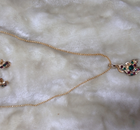 Golden Pendent Set with earrings - Picture 2 of 5